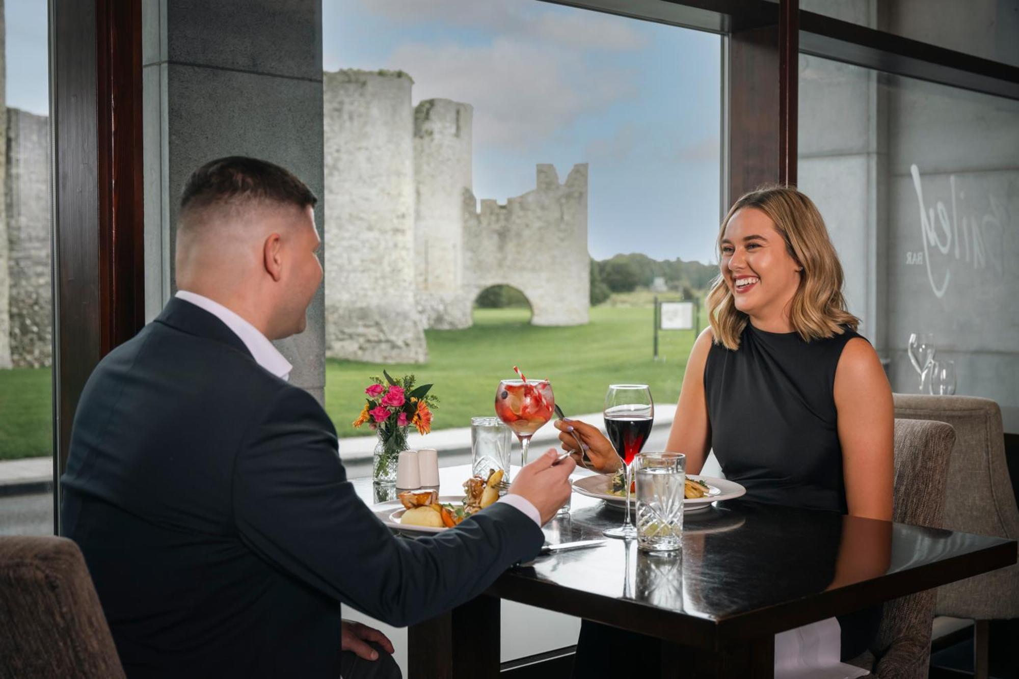 Trim Castle Hotel ภายนอก รูปภาพ